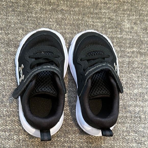 NWOT- Under Armour Black Kids Shoes. Size 6 toddler - Picture 5 of 9